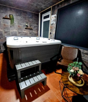 Location romantique avec Jacuzzi salle cinéma repas